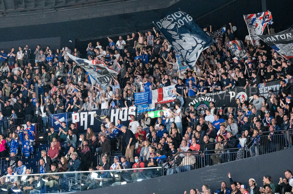 Swiss National League: Semifinals Game 4: ZSC Lions - Fribourg-Gotteron | 14.04.2022, Zürich, Hallenstadion, Swiss National League: Semifinals Game 4: ZSC Lions - Fribourg-Gotteron, die Zürcher Fans feiern das 5:1 kurz vor Ende des zweiten Drittels. - Realisiert mit Pictrs.com