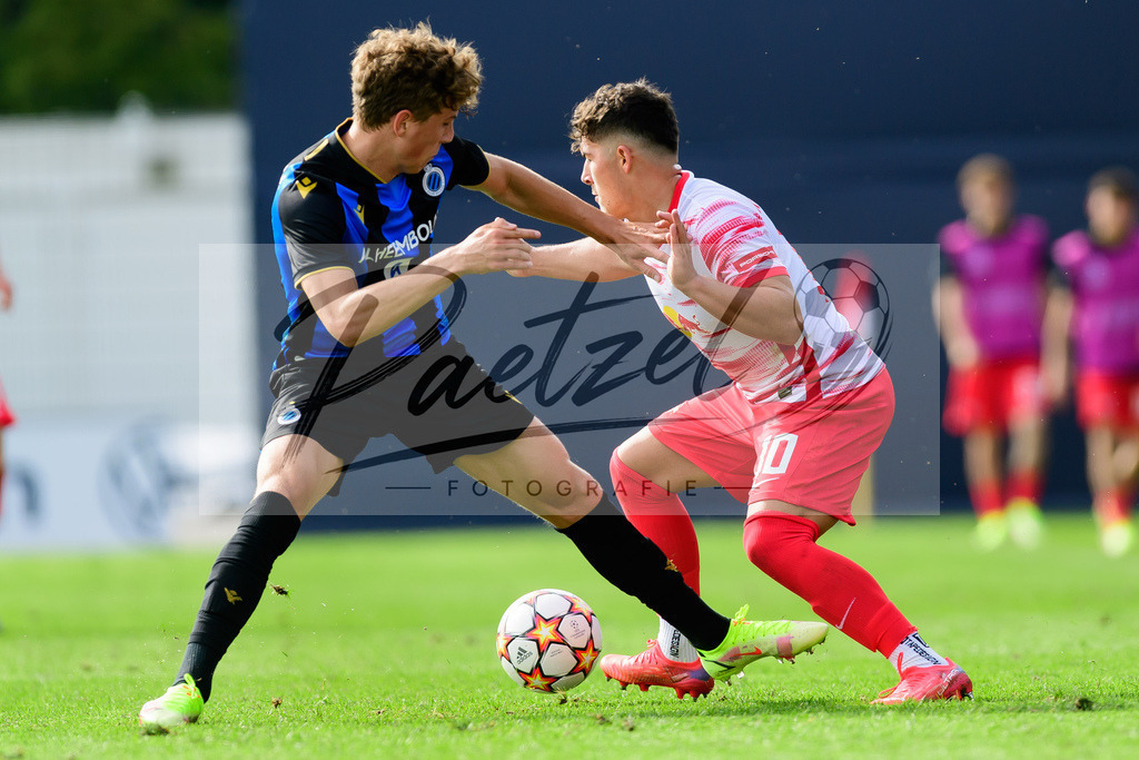 YLLEBR20210928_043 | Fussball, A-Junioren: Arne Engels (Club Brugge KV) und Joscha Wosz (RB Leipzig) im Zweikampf beim Spiel der UEFA Youth League zwischen RB Leipzig und FC Bruegge im Stadion am Cottaweg am 28.09.2021 in Leipzig, Deutschland. - Realisiert mit Pictrs.com