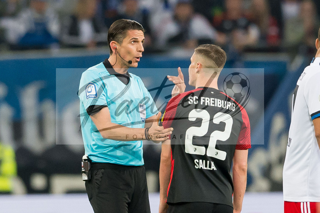 HSVSCF20220419_314 | Fussball, Herren: Referee Deniz Aytekin und Roland Sallai (SC Freiburg) diskutieren beim DFB-Pokal-Halbfinalspiel zwischen Hamburger SV und SC Freiburg im Volksparkstadion am 19.04.2022 in Hamburg, Deutschland.DFB / DFL REGULATIONS PROHIBIT ANY USE OF PHOTOGRAPHS AS IMAGE SEQUENCES AND/OR QUASI-VIDEO. - Realisiert mit Pictrs.com