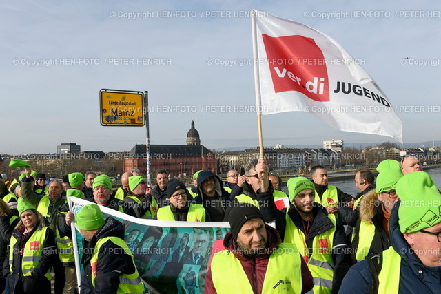 Impressionen Mainz | 02.02.2024 Streik des ÖPNV Personals bei Bussen und Bahnen in Rheinland-Pfalz im kommunalen und privaten Bereich nach Aufruf von der Vereinigten Dienstleistungsgewerkschaft VERDI für bessere Arbeitsbedingungen Lohnerhöhung. Die Theodor-Heuss-Brücke ist für die zentrale Kundgebung gesperrt (Foto: Peter Henrich) - Realisiert mit Pictrs.com