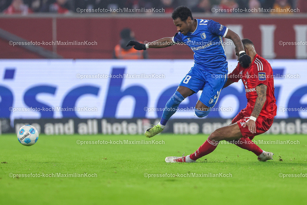 Due20122401036 | 20.12.2024, Fußball, Fortuna Düsseldorf - 1. FC Magdeburg, 2. Bundesliga, Merkur Spiel-Arena, Saison 2024 2025: Bryan Teixeira (1.FC Magdeburg #8) im Zweikampf gegen Jamil Siebert (Fortuna Düsseldorf #20)DFB regulations prohibit any use of photographs as image sequences and or quasi-video.