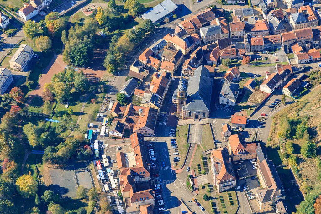 Vue aérienne: Mairie de Bitche et Église Sainte-Catherine de Bitche à Bitche dans le département Moselle, France – .Photo: IMG_095167.jpg prise le 16/10/2016 par Werner Riehm/FLY-FOTO.eu – Résolution de l'original: 5472 x 3648 px – Ville de Bitche – Archiprêtré de Bitche - Diocèse de Metz