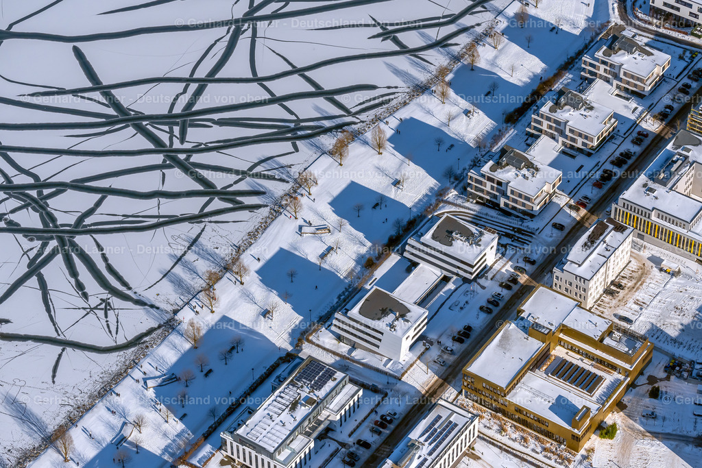 4043876 | DORTMUND 13.02.2021 Winterlich schneebedeckte Spuren auf der gefrorenen und mit Eis bedeckte Wasseroberfläche " Phoenix-See " im Ortsteil Hörde in Dortmund im Ruhrgebiet im Bundesland Nordrhein-Westfalen, Deutschland. // Wintry snowy traces on the frozen and ice-covered water surface " Phoenix-See " in the district Hoerde in Dortmund at Ruhrgebiet in the state North Rhine-Westphalia, Germany. Foto: Gerhard Launer