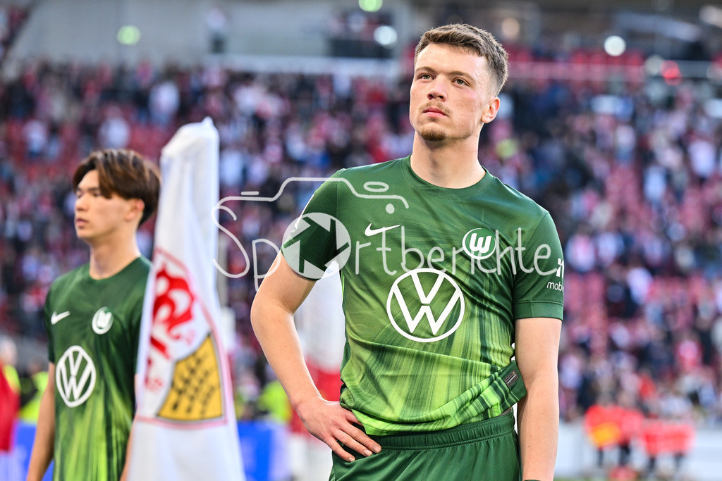 VfB Stuttgart - VfL Wolfsburg | STUTTGART, DEUTSCHLAND - 01. MÄRZ: hängende Köpfe und enttäuschte Blicke bei den Gästen nach dem Bundesligamatch zwischen dem VfB Stuttgart und dem VfL Wolfsburg am 24. Spieltag in der MHP-Arena / DFL REGULATIONS PROHIBIT ANY USE OF PHOTOGRAPHS AS IMAGE SEQUENCES AND/OR QUASI-VIDEO / Niederlage / Dzenan PEJCINOVIC (VfL Wolfsburg 17)