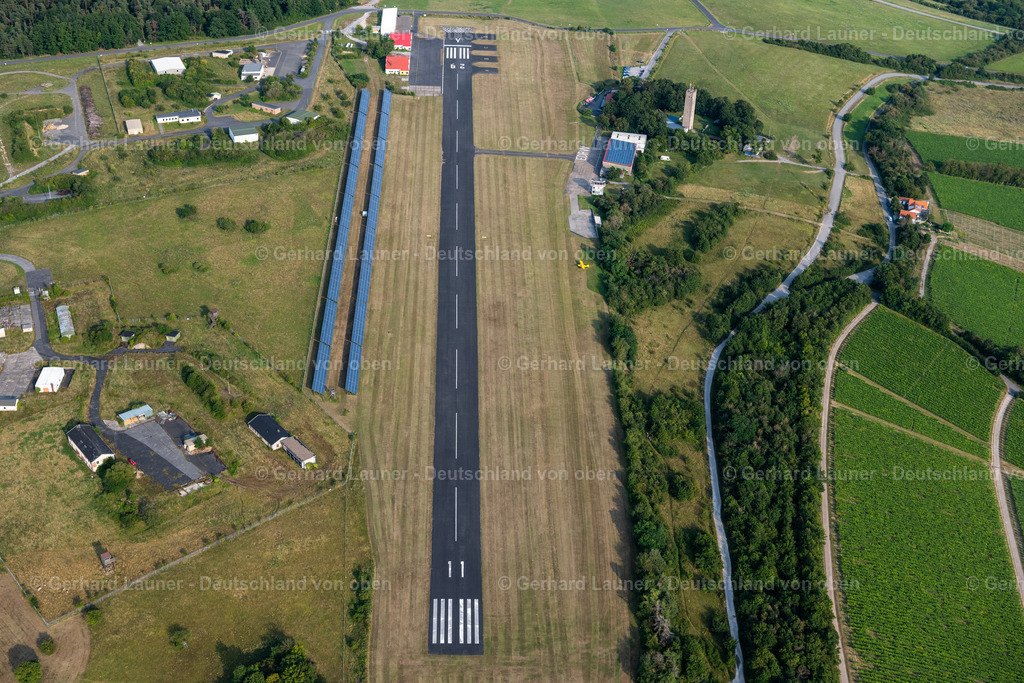 4047991 | WüRZBURG 21.08.2021 Flugplatz " Würzburg-Schenkenturm " an der Start- und Landebahn zwischen Weinbergen, Photovoltaikanlage und " Balthasar-Neumann-Kaserne " im Ortsteil Veitshöchheim in Würzburg im Bundesland Bayern, Deutschland. Weiterführende Informationen bei: Flugsport-Club Würzburg e.V.. // Airfield "Wuerzburg-Schenkenturm" at the runway between vineyards, photovoltaic system and "Balthasar-Neumann-Kaserne" in Wuerzburg in the state Bavaria, Germany. Further information at: Flugsport-Club Wuerzburg e.V.. Foto: Gerhard Launer