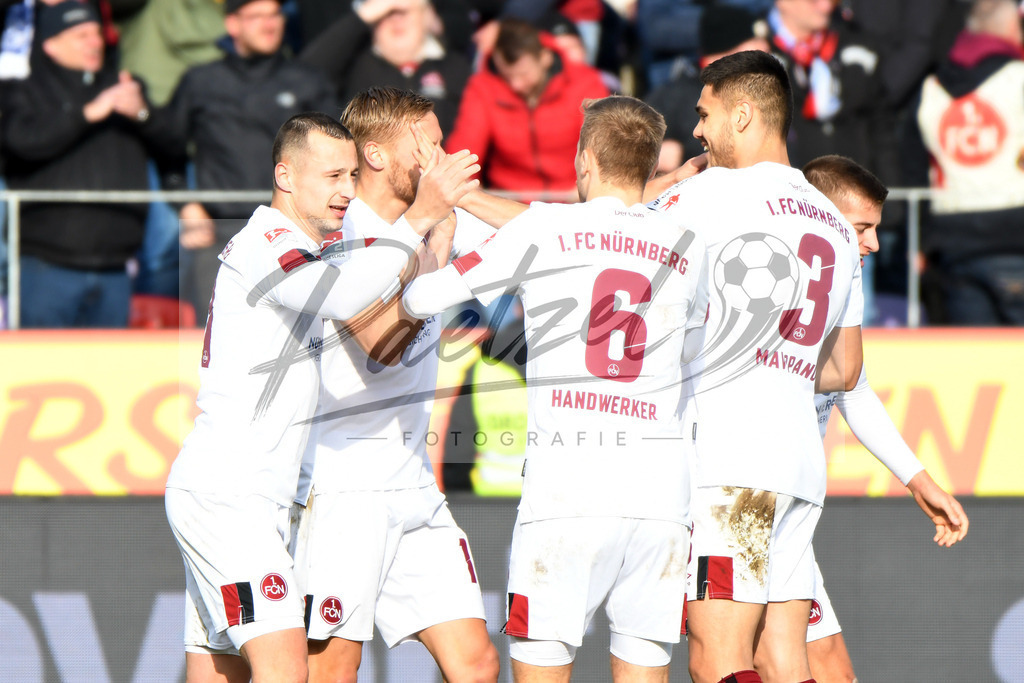 20200208_OSNFCN_0091 | Fußball, Herren: Hanno Behrens (1. FC Nuernberg) Torjubel, jubelt nach seinem Tor zum 0:1 mit seinen Teamkollegen waehrend des Spiels der 2. Bundesliga zwischen VfL Osnabrueck und 1. FC Nuernberg im Stadion an der Bremer Bruecke am 08.02.2020 in Osnabrueck, Deutschland.DFB / DFL REGULATIONS PROHIBIT ANY USE OF PHOTOGRAPHS AS IMAGE SEQUENCES AND/OR QUASI-VIDEO. - Realisiert mit Pictrs.com