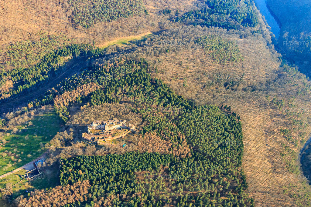 Vue aérienne: Ruines de Fleckenstein à Lembach dans le département Bas Rhin, France.Photo: IMG_086713.jpg prise le 26/03/2016 par Werner Riehm/FLY-FOTO.euRésolution de l'original: 4848 x 3232 px