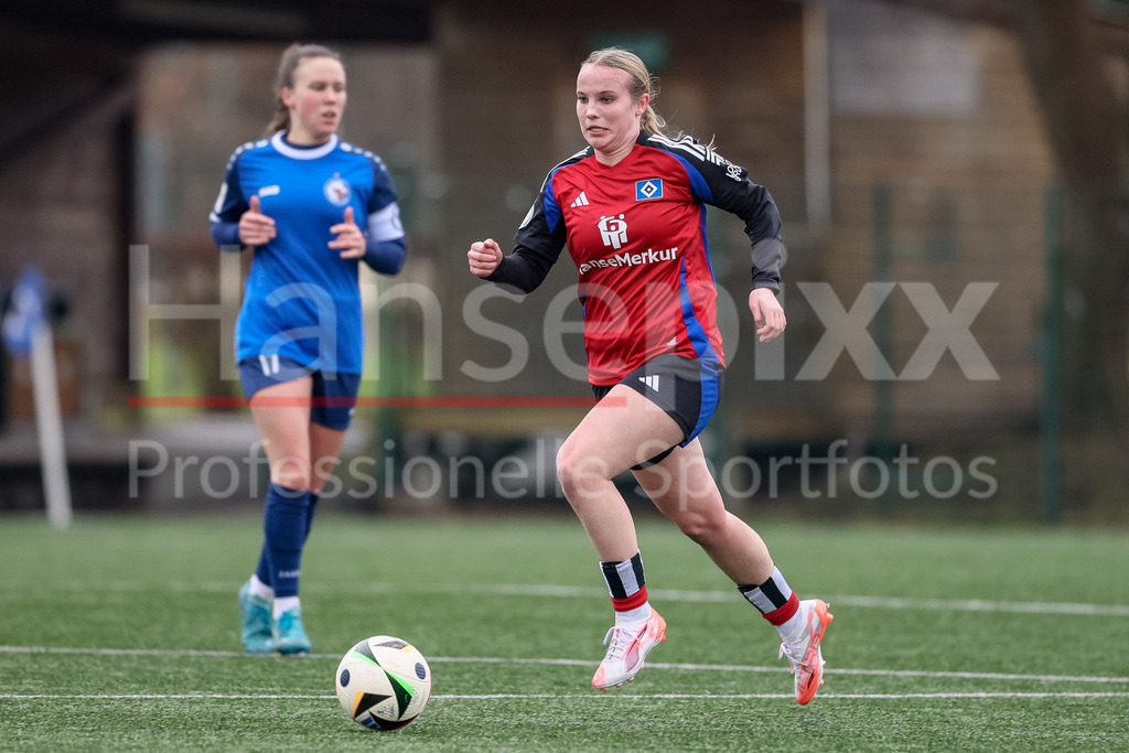 Fussball, Testspiel Frauen, Hamburger SV - 1. FFC Turbine Potsdam | v.li.: Jonna Wrede (Hamburger SV, 26) am Ball, Einzelbild, Ganzkörper, Aktion, Action, Spielszene