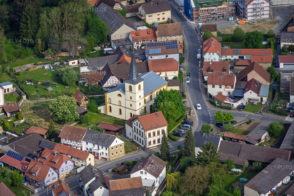 Luftbild: Kirche St. Michel im Ortsteil Kützberg in Poppenhausen im Bundesland Bayern in Deutschland. – Foto: IMG_156033.jpg vom 03.05.2026 durch Werner Riehm/FLY-FOTO.de – Auflösung des Originals: 5944 x 3963 px