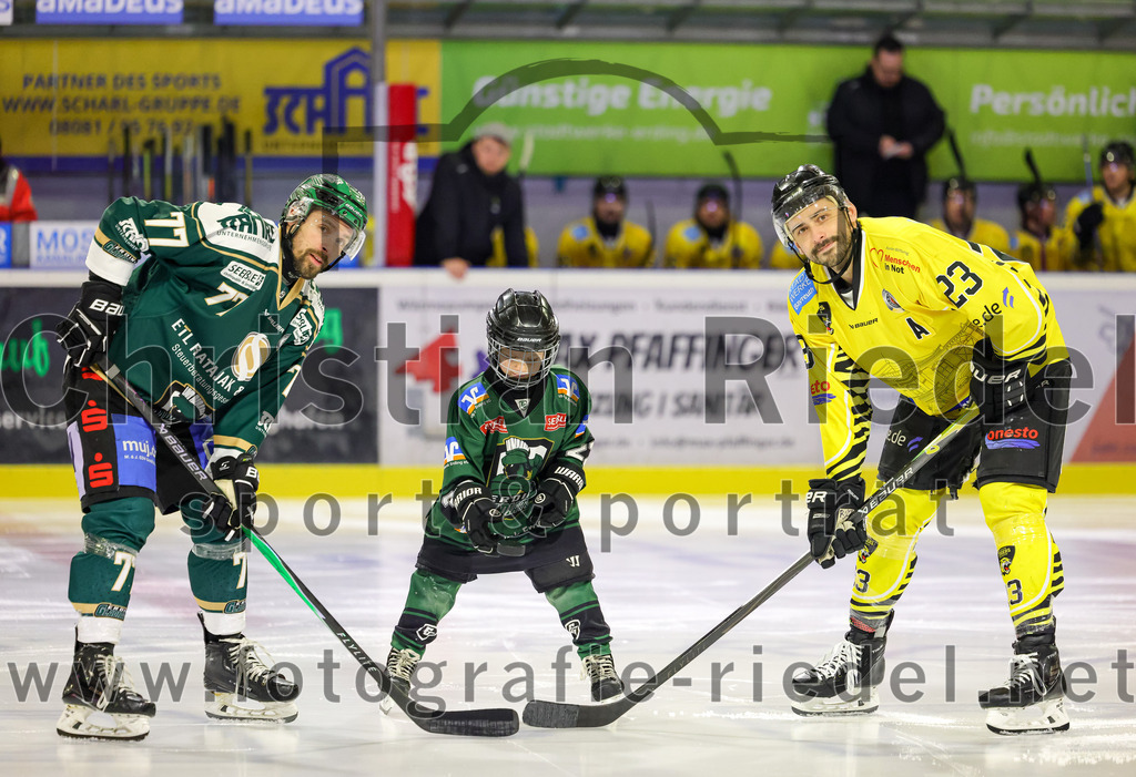 2025-12-28_047_TSV_Erding_gegen_onesto_Tigers_Bayreuth | Erding, Deutschland, 28.12.2025:Eishockey, Oberliga Süd 2025 / 2026, 31. Spieltag, TSV Erding gegen onesto Tigers Bayreuth, Endergebnis: 6:5 n.V.Philipp Michl (Erding Gladiators, #77), Aiden Brown (onesto Tigers Bayreuth, #23)Foto: Christian Riedel / fotografie-riedel.net