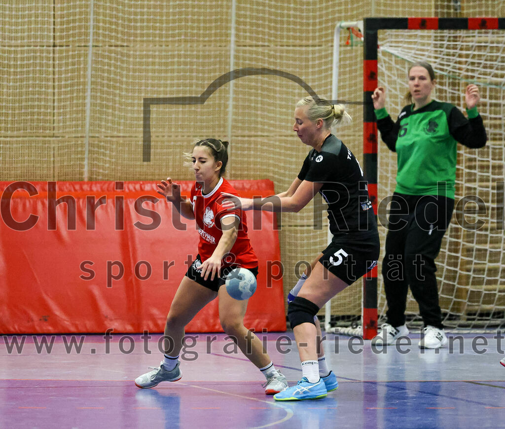 2022-12-04_083_SV_Anzing_gegen_TSV_Uebersee | Anzing, Deutschland, 04.12.2022:
Handball, Bezirksliga 2022 / 2023, 8. Spieltag, SV Anzing gegen TSV Übersee, Endergebnis: 29:24

Denise Bäumler (SV Anzing, #6), Carolin Rinser (TSV Übersee, #5)

Foto: Christian Riedel / fotografie-riedel.net