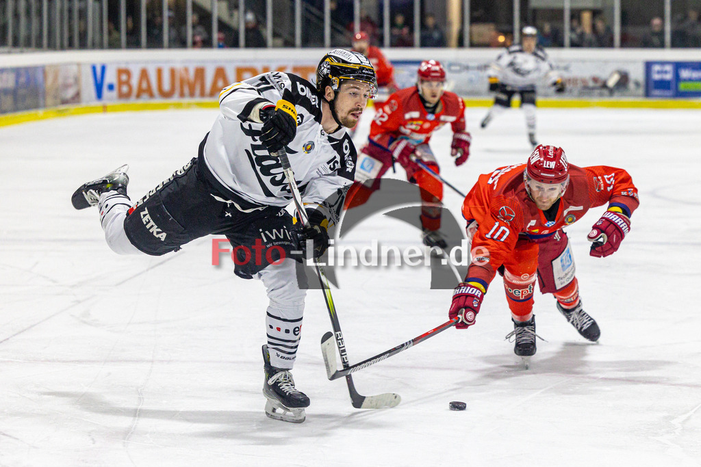 EC Peiting vs EV Füssen | Eishockey Oberliga Süd 2023/2024, EC Peiting vs EV Füssen, 20240112,
Schuss von Anton ZIMMER (EVF 71),
2024-01-12 in Peiting (Eisstadion)
10 Daniel HOLZMANN (ECP 10), 71 Anton ZIMMER (EVF 71)
Copyright: WolfgangxLindner foto-lindner.de