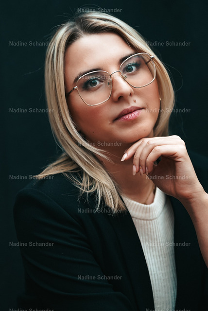ABC06827 | Nadine Schander – Selbstständige Fotografin & professionelle Visagistin Raum Hohenlohe, Öhringen/ Bretzfeld und Neuenstadt ... Spezialisiert auf individuelle Make-up-Looks und hochwertige Fotografie. Business,- Portrait,- Beautyfotografie..
