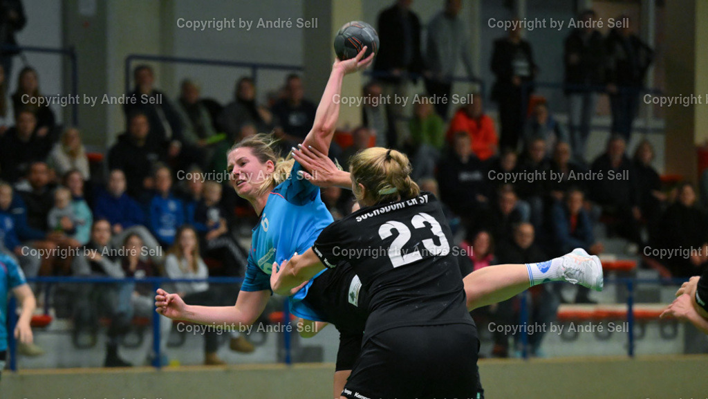 SG Wift vs Suchsdorfer SV | Laura Maier (Wift #6) / Merith Wagner  (Suchsdorf #3 -verdeckt- erhält hier eine 2-Minuten-Zeitstrafe)Handball-Oberliga Schleswig-Holstein Frauen 2024/2025 / SG Wift vs Suchsdorfer SV / KSV-Halle / Neumünster / 10.11.24 - Realisiert mit Pictrs.com