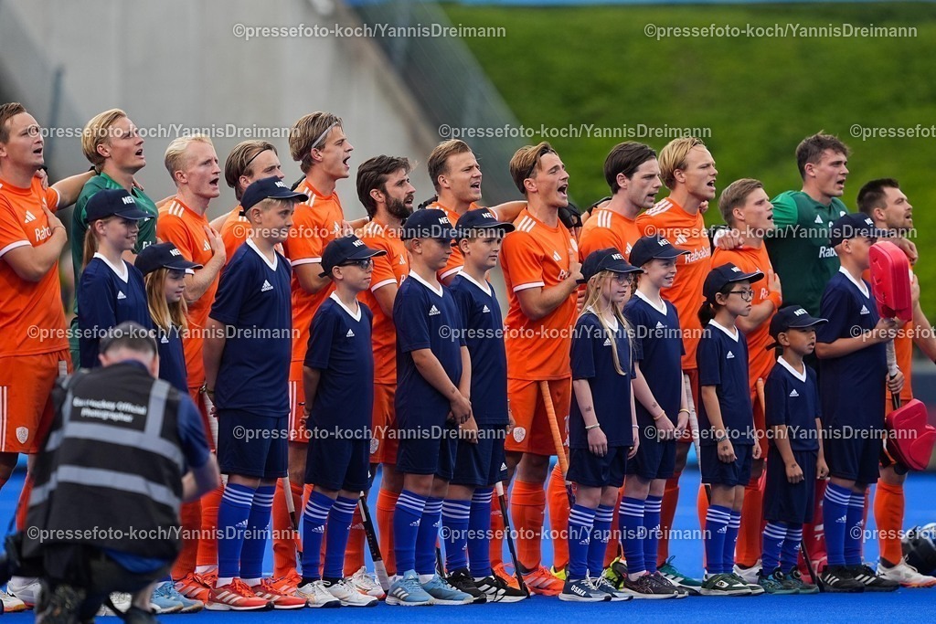 xydrx16082503015 | 16.08.2025, xydrx, Herren EuroHockey Championship 2025, Finale, Niederlande - Deutschland, Sparkassenpark Mönchengladbach: die Niederländische Nationalmannschaft beim singen der Nationalhymne