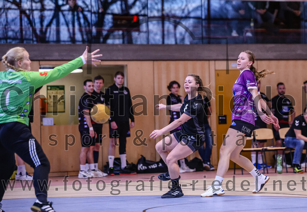 2024-12-14_120_SpVgg_Altenerding_gegen_SVA_Palzing | Erding, Deutschland, 14.12.2024:Handball, Bezirksoberliga Frauen Altbayern 2024 / 2024, 9. Spieltag, SpVgg Altenerding gegen SVA Palzing, Endergebnis: 20:30Torfrau Hanna Obermair (SpVgg Altenerding, #1), Franziska Rommel (SVA Palzing, #8), Sophie Lößl (SpVgg Altenerding, #14)Foto: Christian Riedel / fotografie-riedel.net