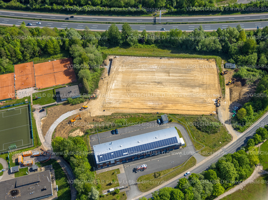 Hagen240504275 | Luftbild, Bezirkssportanlage Emst, Tennisplätze Tennisclub TC Concordia Hagen e.V. und Baustelle neuer Sportplatz, Freiwillige Feuerwehr mit Solardach Eilpe-Delstern, Emst, Hagen, Ruhrgebiet, Nordrhein-Westfalen, Deutschland