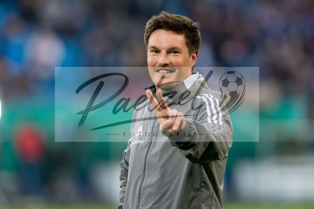HSVSCF20220419_069 | Fussball, Herren: Co-Trainer Merlin Polzin (Hamburger SV) gestikuliert, Gestik beim DFB-Pokal-Halbfinalspiel zwischen Hamburger SV und SC Freiburg im Volksparkstadion am 19.04.2022 in Hamburg, Deutschland.DFB / DFL REGULATIONS PROHIBIT ANY USE OF PHOTOGRAPHS AS IMAGE SEQUENCES AND/OR QUASI-VIDEO. - Realisiert mit Pictrs.com