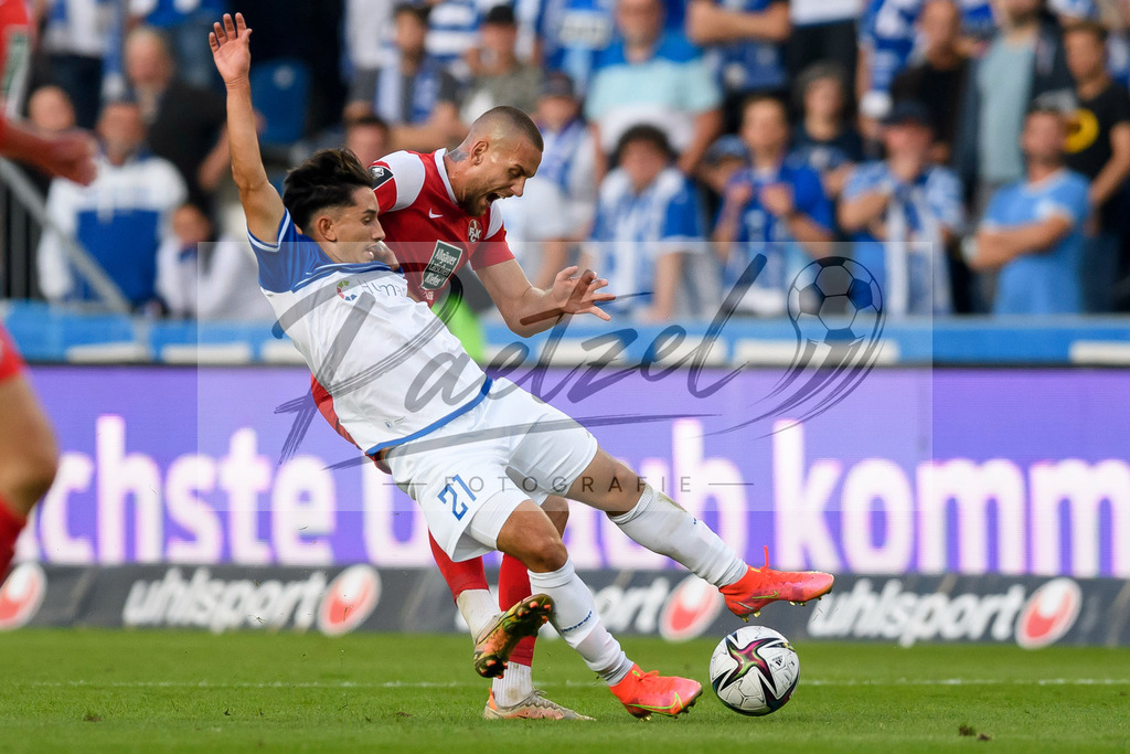 FCMFCK20210904_201 | Fussball, Herren: Rene Klingenburg (1. FC Kaiserslautern) und Barıs Atik (1. FC Magdeburg) im Zweikampf beim Spiel der 3. Liga zwischen 1. FC Magdeburg und 1. FC Kaiserslautern in der MDCC-Arena am 04.09.2021 in Magdeburg, Deutschland.DFB / DFL REGULATIONS PROHIBIT ANY USE OF PHOTOGRAPHS AS IMAGE SEQUENCES AND/OR QUASI-VIDEO. - Realisiert mit Pictrs.com