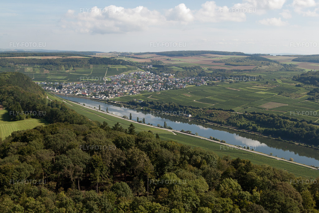 Vue aérienne: Vue de la ville à Nittel dans le département Greiwemacher, Luxembourg. Photo: IMG_33672.jpg prise le 11/09/2010 par Werner Riehm/FLY-FOTO.eu – Résolution de l'original: 4752 x 3168 px