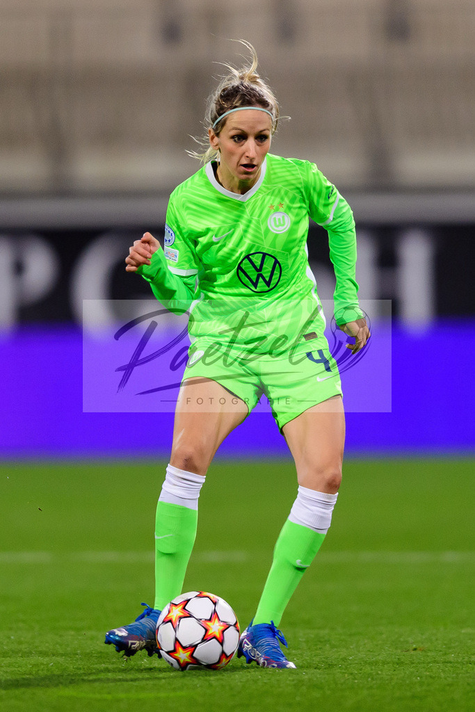 WOBJUV20211118_004 | Fussball, Frauen: Kathrin Hendrich (VfL Wolfsburg) in Aktion, am Ball, Einzelaktion bei dem Spiel der UEFA Women´s Champions League zwischen VfL Wolfsburg und Juventus Turin im AOK-Stadion am 18.11.2021 in Wolfsburg, Deutschland. - Realisiert mit Pictrs.com