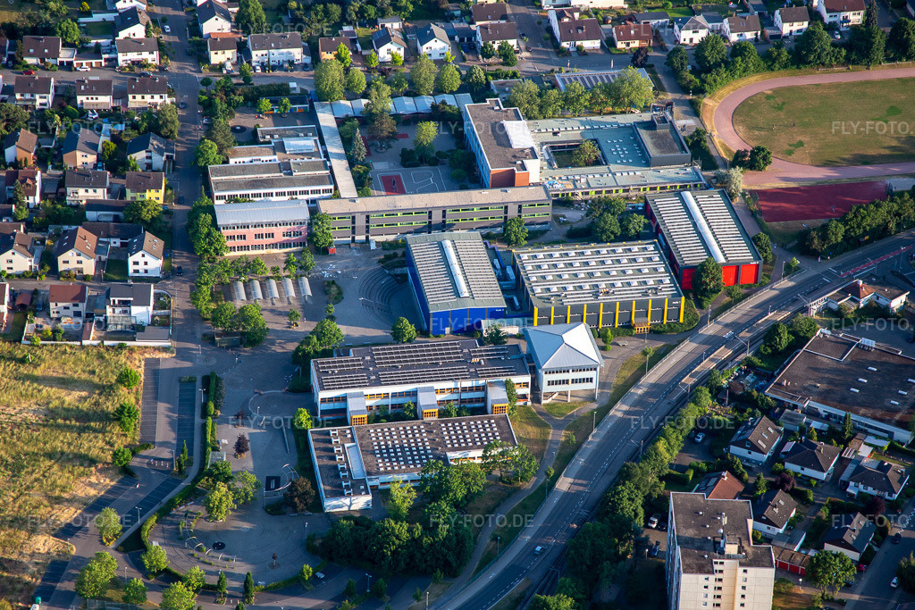 Luftbild: Realschule, Grund-und Werkrealschule Linkenheim und Albert-Schweitzer-Schule, Sonderpädagogisches Bildungs- und Beratungszentrum Lernen im Ortsteil Linkenheim in Linkenheim-Hochstetten im Bundesland Baden-Württemberg in Deutschland. Foto: IMG_136250.jpg vom 07.06.2023 durch Werner Riehm/FLY-FOTO.deWWW.RS-LINKENHEIM.DE