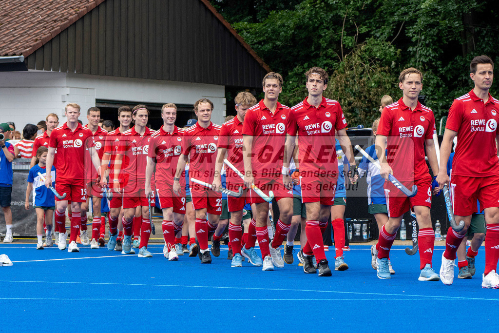Final4_20250601-1333-HK108503 | Krefeld, Deutschland, 01.06.2025:  Feldhockey Final4 2025 – „Deutsche Feldhockey-Meisterschaften 2025“ Crefelder HTC - Rot-Weiss Köln (Finale Herren) im Gerd-Wellen-Hockeyanlage am 01.06.2025 in Krefeld, Deutschland. (Foto von Kramhöller/Fehrmann/Kaste)Krefeld, Germany, 01.06.2025: Feldhockey Final4 2025 – „Deutsche Feldhockey-Meisterschaften 2025“ Harvestehuder HTC - Düsseldorfer HC (Finale Damen) in Gerd-Wellen-Hockeyanlage at 01.06.2025 in Krefeld, Deutschland. (Foto from Kramhöller/Fehrmann/Kaste)