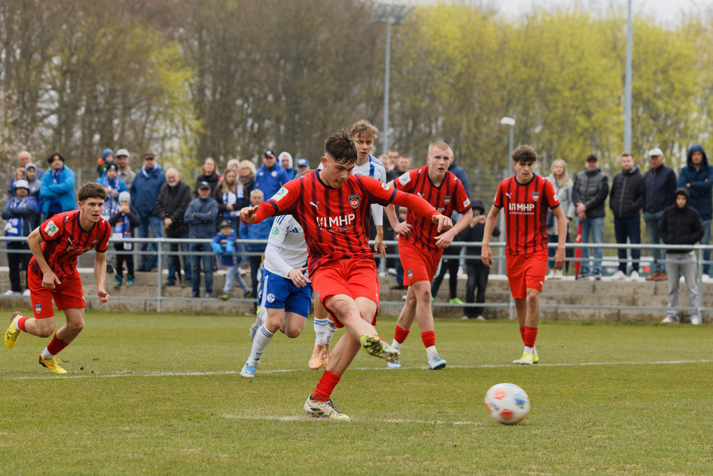 20260412-FCHS04_078 | 1.FC Heidenheim 1846 vs. FC Schalke 04, Fußball, U19, A-Junioren, NWL, U19-DFB-Nachwusliga, 2025/2026, 8. Spieltag, 12.04.2026 in Heidenheim, Walter-Birkhold-Jugendstadion (Foto: Michael Bulling) - Realisiert mit Pictrs.com