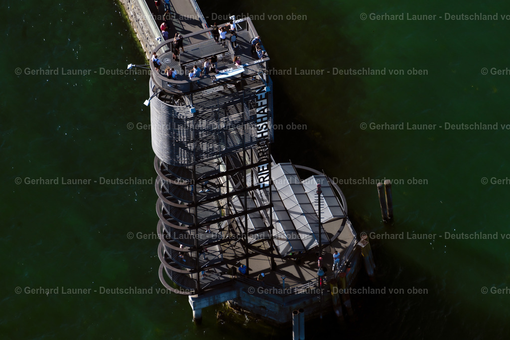 4032657 | FRIEDRICHSHAFEN 12.06.2020 Mole an der Wasseroberfläche der Meeres- Küste in Friedrichshafen im Bundesland Baden-Württemberg, Deutschland. // Water surface at the seaside mole of in Friedrichshafen in the state Baden-Wuerttemberg, Germany. Foto: Gerhard Launer