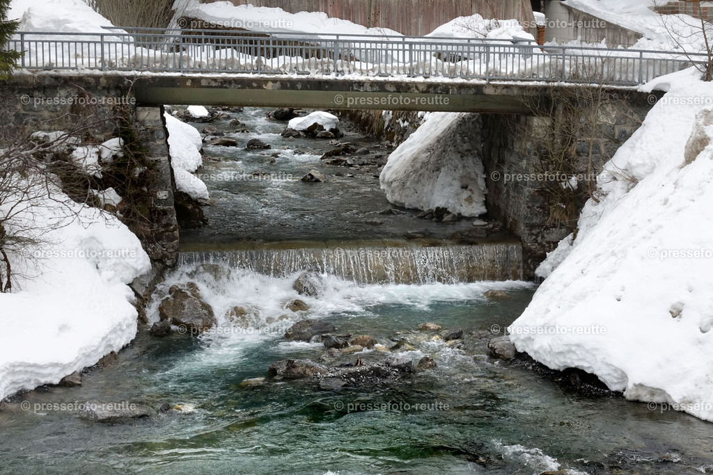 welltvi-Lechfluss-Winter_24Feb2019-Steeg_DSC05381 | Info aus dem Bezirk Reutte/Ausserfern Tirol sowie eine umfangreiche Bilddatenbank über die gesamte Region: Lechtal, Talkessel Reutte, Tannheimertal, Zwischentoren. Lech, Plansee, Zugspitze, Grenztunnel, B179, Fernpassstraße, Verkehr, Lawinen, Tradition, - Realisiert mit Pictrs.com