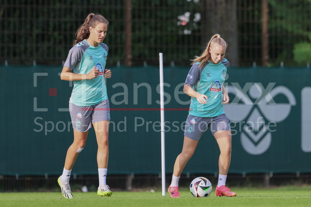Fussball, Google Pixel Frauen-Bundesliga, Training SV Werder Bremen | v.li.: Hanna Nemeth (SV Werder Bremen, 23) und Emöke Papai (SV Werder Bremen, 16) beim Warmlaufen