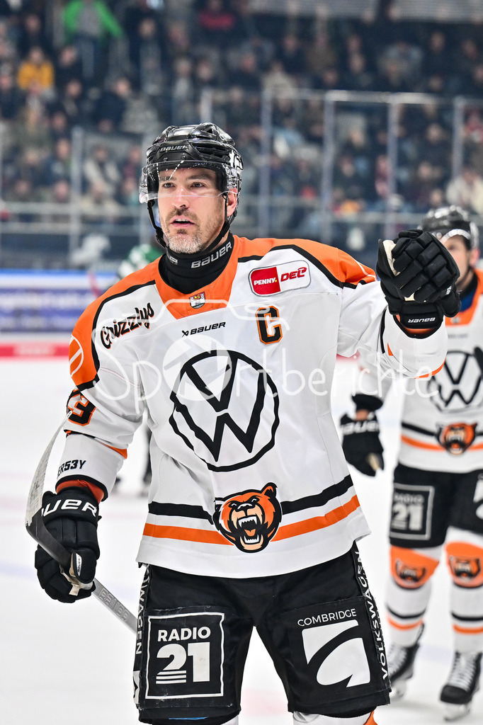 Augsburger Panther - Grizzlys Wolfsburg | AUGSBURG, GERMANY - 15. MARCH: Jubel der Gäste nach dem Treffer zum 1-4 durch Spencer MACHACEK (Grizzlys Wolfsburg 93) Tor / Torschuetze / Freude / Happy während dem Match zwischen den Augsburger Panthern und den Grizzlys Wolfsburg am 52. Spieltag der Penny DEL im Curt Frenzel Stadion