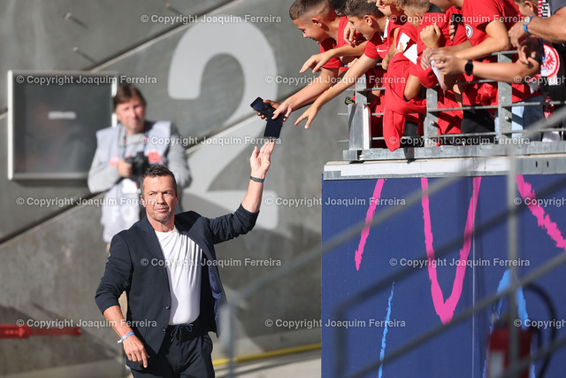 sgevsrblei_1920 | 03.09.2022 xjfx  Fussball 1.Bundesliga Eintracht Frankfurt - RB Leibzig emspor,  v.l., immer noch beliebt, Lothar Matthäus bei Selfies mit Zuschauer




(DFL/DFB REGULATIONS PROHIBIT ANY USE OF PHOTOGRAPHS as IMAGE SEQUENCES and/or QUASI-VIDEO) - Realisiert mit Pictrs.com