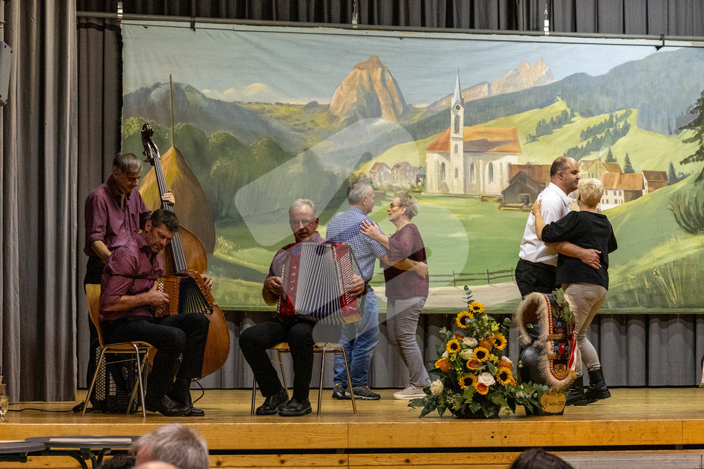 SKE100J_5016 | Die Schwinger des Schwyzer Kantonalen Schwingerverbandes: Fotos, die Dynamik und Leidenschaft festhalten, sowie emotionale Momente aus dem traditionellen Schwingsport zeigen. - Realisiert mit Pictrs.com