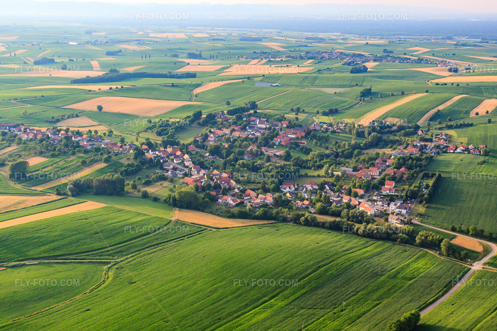 Aerial view: View of the town from the south in Eberbach-Seltz in the state Bas-Rhin, France.Photo: IMG_30618.jpg taken on 07/09/2010 by Werner Riehm/FLY-FOTO.comResolution of the original: 4752 x 3168 px