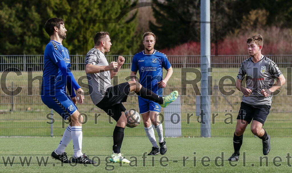 2024-02-24_060_FC_Langengeisling_II_gegen_SG_Reichenkirchen | Erding, Deutschland, 24.02.2024:
Fußball, Kreisklasse 2023 / 2024, Testspiel, FC Langengeisling II gegen SG Reichenkirchen, Endergebnis: 7:1

Lukas Stenzel (FC Langengeisling, #13), Johannes Eiser (SG Reichenkirchen, #9), Kilian Kaiser (FC Langengeisling, #14)

Foto: Christian Riedel / fotografie-riedel.net