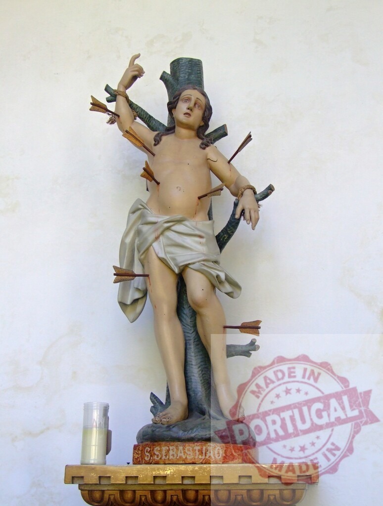Statue of Saint Sebastian tied to a tree and pierced by arrows | Polychrome wooden statue depicting the martyrdom of Saint Sebastian, tied to a tree and pierced by several arrows - Realisiert mit Pictrs.com