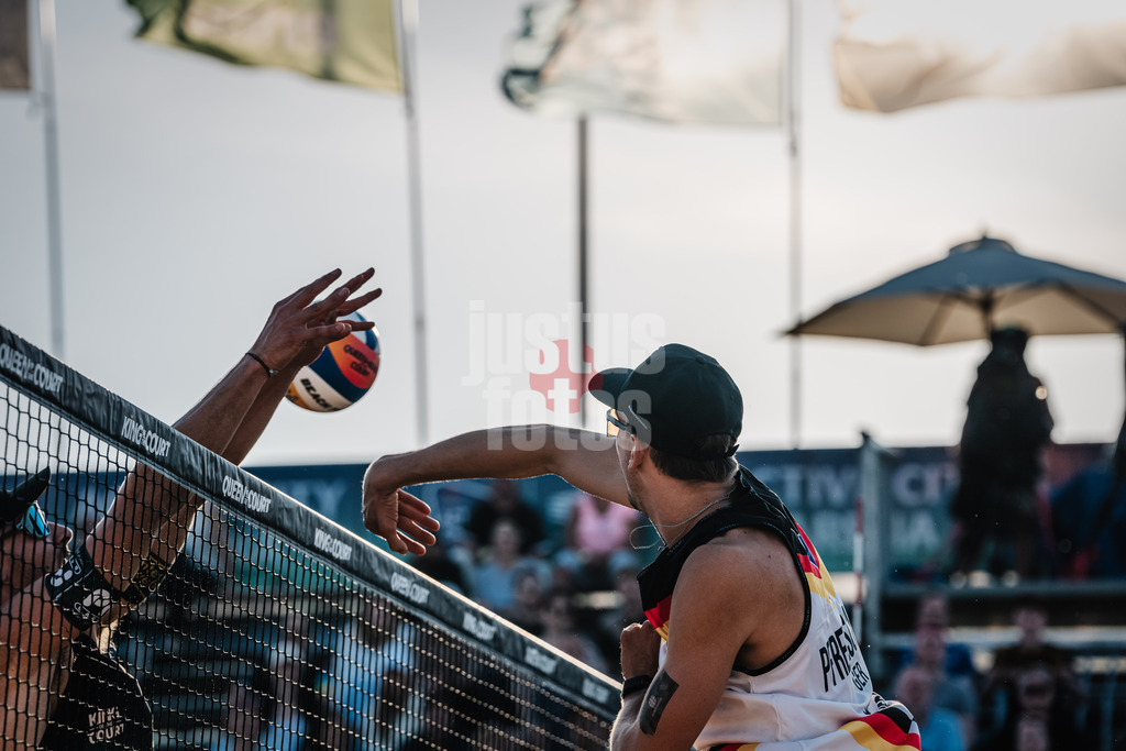 Beachvolleyball | Männer | Queen and King of the Court | Hamburg | 01.06.2024 | Lukas Pfretzschner beim Angriff