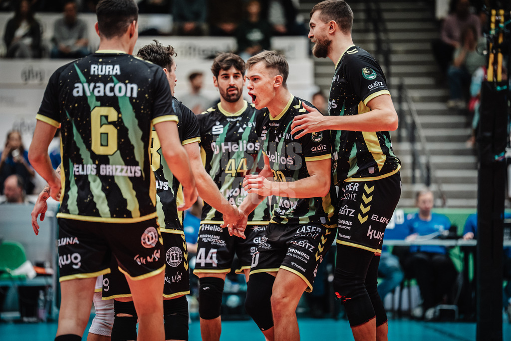 Volleyball | Herren | Saison 2025/2026 | Volleyball Ligacup | FT 1844 Freiburg vs. Helios GRIZZLYS Giesen | 12.10.2024 | Jubel bei den Helios GRIZZLYS, in der mitte Lars Migge (#20, Helios GRIZZLYS Giesen)