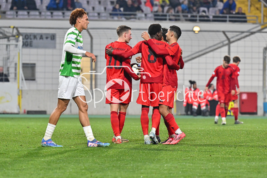 FC Bayern Amateure - SpVgg Greuther Fürth II | Jubel der kleinen Bayern nach dem Treffer zum 2-0 durch Noel ASEKO NKILI (FC Bayern München II #8) / Freude / happy / Tor / torschuetze / Regionalliga Bayern: FC Bayern Muenchen II - SpVgg Greuther Fuerth II, Gruenwalder Stadion am am 29.10.2024