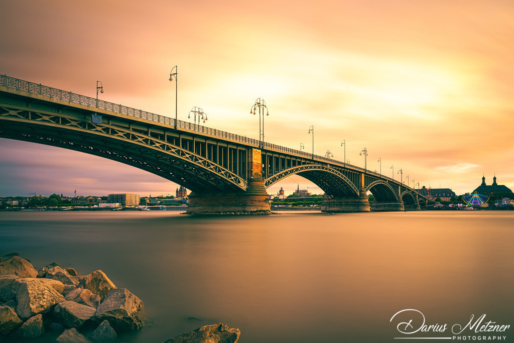 Theodor-Heuss-Brücke in Mainz | Die Theodor-Heuss-Brücke verbindet über den Rhein die Landeshauptstadt Mainz mit dem Ortsbezirk Mainz-Kastel von Wiesbaden. 