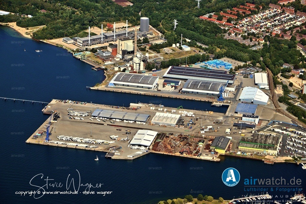 Luftbild Kiel Hafen - Gezielte Angriffe auf Werften | Gezielte Angriffe auf Werften - Die drei großen Kieler Werften standen im Fokus der alliierten Strategie: Deutsche Werke Kiel (DWK): Die Werft wurde bis 1945 zu zwei Dritteln zerstört.Germaniawerft: Am 14. Mai 1943 führten US-Bomber einen gezielten schweren Schlag gegen diese Werft aus, die als eine der wichtigsten U-Boot-Schmieden galt. Ein weiterer Großangriff am 5. Januar 1944 verursachte dort ebenfalls verheerende Brände.Howaldtswerke: Auch diese Anlagen wurden bei massiven Angriffen, wie am 29. Juli 1943 durch 167 B-17-Bomber, schwer beschädigt.