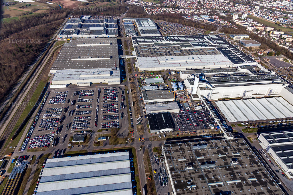 Luftbild: Fahrzeugbau- Werksgelände des Mercedes-Benz Werk Rastatt in Rastatt im Bundesland Baden-Württemberg in Deutschland. Foto: IMG_104870.jpg vom 14.03.2018 durch Werner Riehm/FLY-FOTO.de