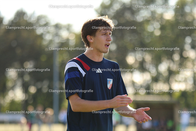 Fußball I Herren I Saison 2025-2026 I Kreisklasse A Süd-Ost I 6. Spieltag I SG Scharbeutz-Pönitz - VfL Bad Schwartau I 13.09.2025.063 | Clemens Emil Pal (25, SG Scharbeutz/Pönitz) - Realisiert mit Pictrs.com