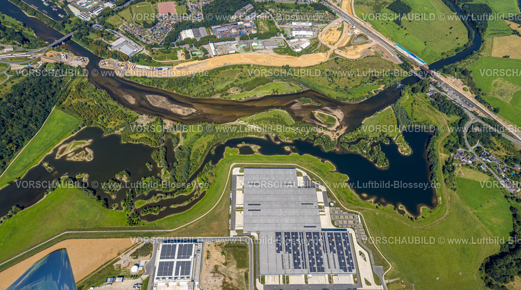 Wesel240802316 | Luftbild, Lippemündungsraum mit Baustelle, Fluss Lippe und Naturschutzgebiet NSG, Flusslauf mit Sandbank, Zum Rhein-Lippe-Hafen mit Rhenus Logistics und Nordfrost GmbH, rechts die Bundesstraße B8 Brücke am Lippeschlößchen, hinten das Gewerbegebiet Am Lippeglacis mit Mineralmahlwerk C. Welsch GmbH, Wesel, Ruhrgebiet, Niederrhein, Nordrhein-Westfalen, Deutschland