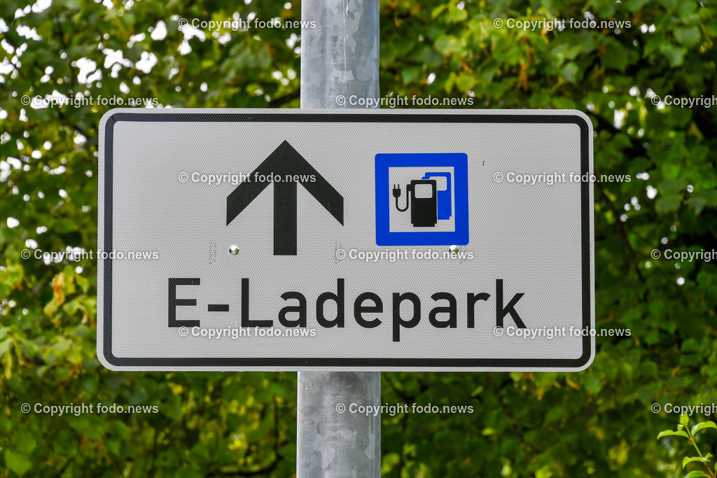 Deutschland_ Baden-Wuerttemberg_ Goeppingen_ 16.08.2025-8 | 16.08.2025, Deutschland, GER, Baden-Wuerttemberg, Goeppingen, im Bild Themenbild, E-Ladestation, E-Ladepark, Elektroauto, E-Auto laden, Strom tanken, Elektromobilitaet, Schnellladen, Ladesaeule, gruener Strom, nachhaltige Mobilitaet, Ladepunkt, Ladeinfrastruktur, umweltfreundlich, emissionsfrei, Akku aufladen, Zukunft der Mobilitaet, CO2-frei, klimafreundlich, Ladezeit, Parken und Laden, Schild, Hinweis, Wegweiser, Feature, Symbolbild