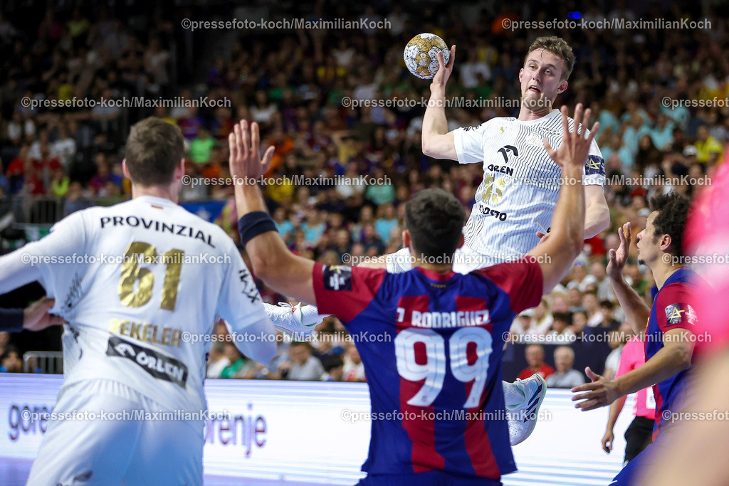 KoeEHF08062402053 | 08.06.2024, Köln, Handball, TruckScout24 EHF FINAL4, Machineseeker Champions League Men, Lanxess-Arena, Halbfinale, THW Kiel - FC Barcelona: Nikola Bilyk (THW Kiel) gegen Javier Rodríguez Moreno (FC Barcelona)