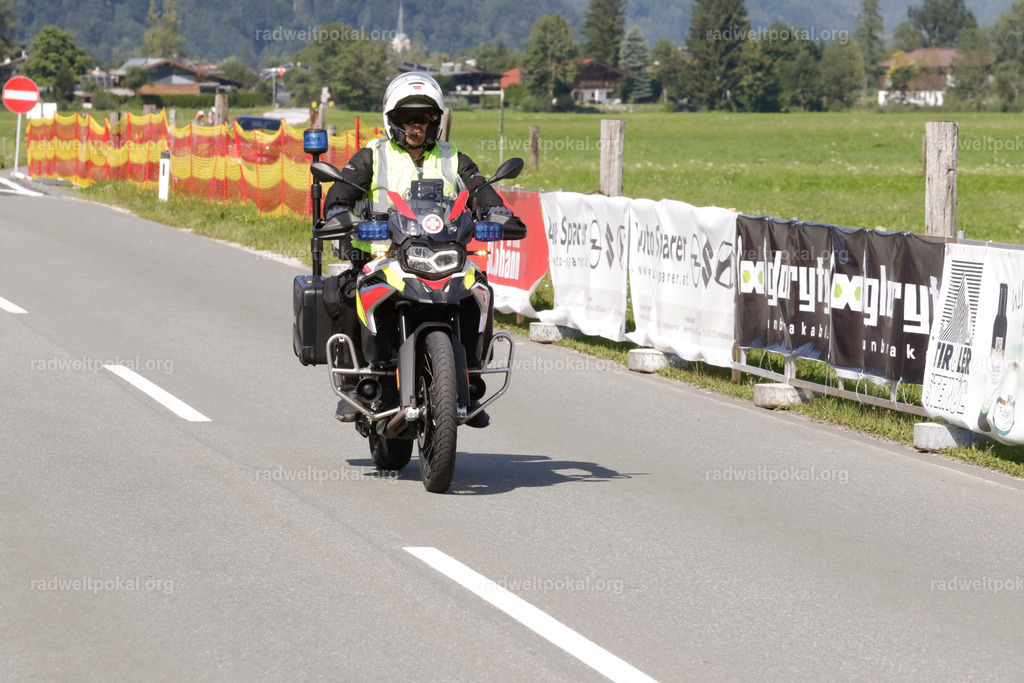 1167_20230817_Bewerb_Maenner_Muehlanger | AUT - OESTERREICH, 2023-08-16: SPORT RENNRAD-FAHREN - 55. INTERNATIONALER RADWELTPOKAL IN ST. JOHANN IN TIROL  - Vintage-Radrennen mit WM-Bronze-Medaillen-Siegerin Christina Schweinberger, den Teilnehmer und Alexander Baumann (vom Orginastions-Team) - TAG 2 BEWERB MAENNER IN SECHS GRUPPEN  ; Foto: Roland Muehlanger