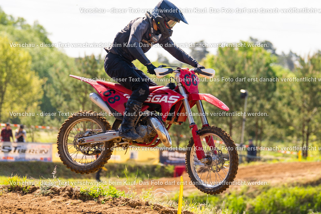 20260517_Templin-5980 | Sportfotografin aus Berlin-Brandenburg mit Fokus auf Motocross. Ich halte deine sportliche Leistung und echte Emotionen auf und neben der Strecke professionell fest. Entdecke die Fotos von deinem Rennen und bestelle sie direkt hier im Shop.