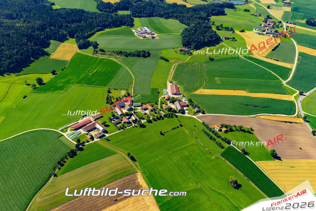 Aktuelles Luftbild von Leitgering Tittmoning - Die Luftaufnahme wurde 2022 mittels UL-Flugzeug erstellt ( keine Drohne ) - hochauflösende Kamera-Systeme von  Canon -Beste Qualität - Für grossformatige Ausdrucke geeignet. Die Geschenkidee !